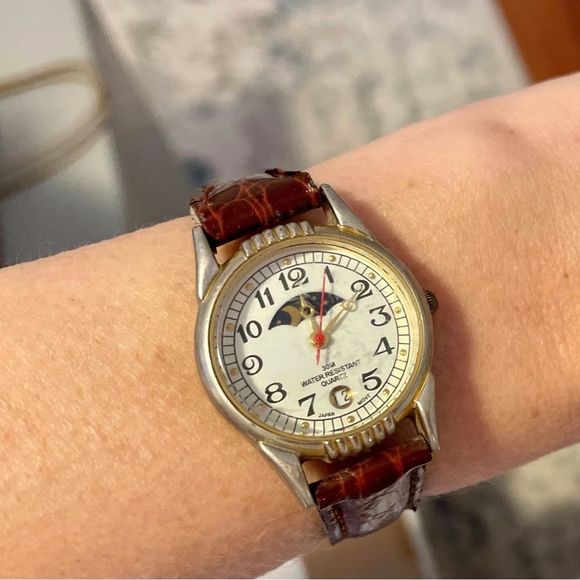 Vintage Water Resistant Quartz Watch - Picture 4 of 4